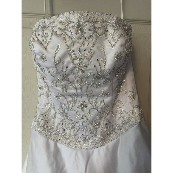 Beautifully Designed Bonny Bridal Wedding Dress with Veil, Slip, Garment Bag - Picture 3 of 12